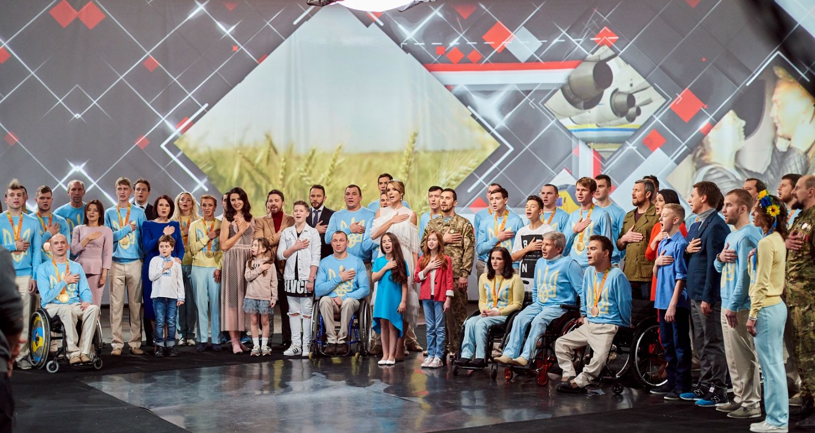 Джамала, Катя Осадчая, Елена Кравец и звезды "1+1" спели гимн Украины